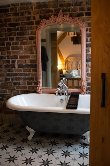 ブリッジノースThe Cart House - Beautiful Contemporary Barn - Hot Tubアパートメント エクステリア 写真
