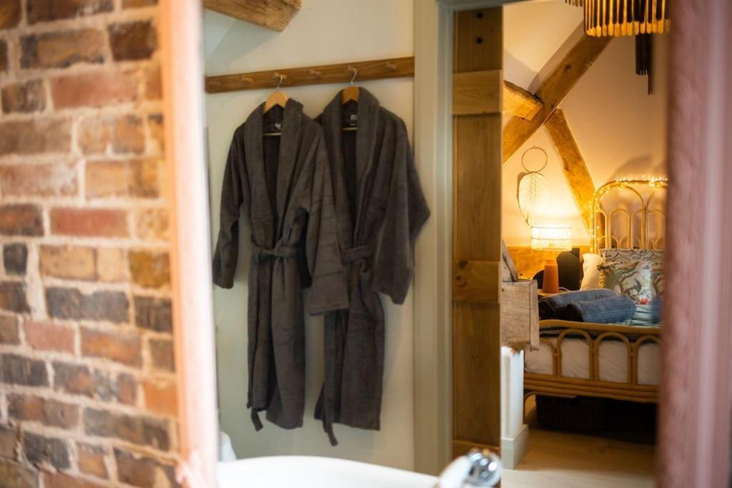 ブリッジノースThe Cart House - Beautiful Contemporary Barn - Hot Tubアパートメント エクステリア 写真