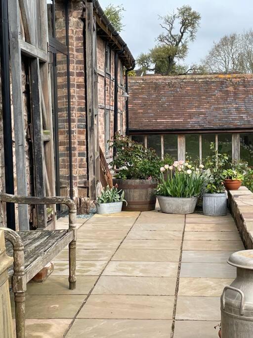 ブリッジノースThe Cart House - Beautiful Contemporary Barn - Hot Tubアパートメント エクステリア 写真