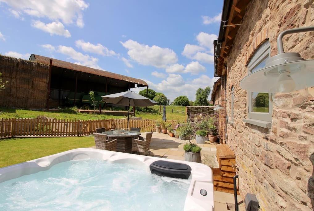 ブリッジノースThe Cart House - Beautiful Contemporary Barn - Hot Tubアパートメント エクステリア 写真