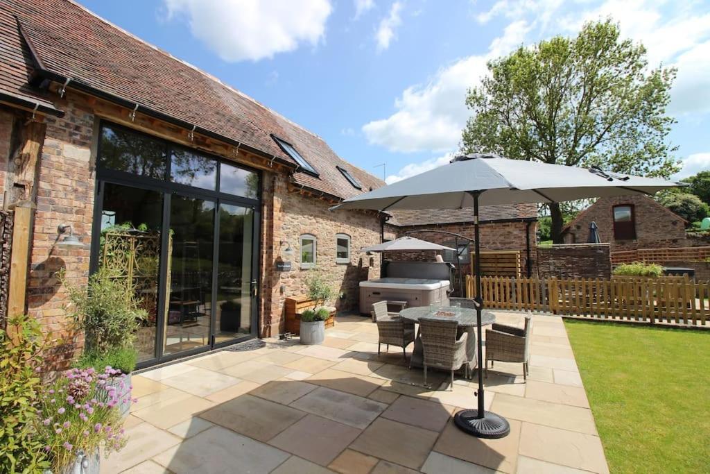 ブリッジノースThe Cart House - Beautiful Contemporary Barn - Hot Tubアパートメント エクステリア 写真