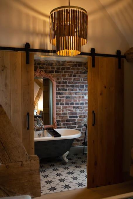 ブリッジノースThe Cart House - Beautiful Contemporary Barn - Hot Tubアパートメント エクステリア 写真
