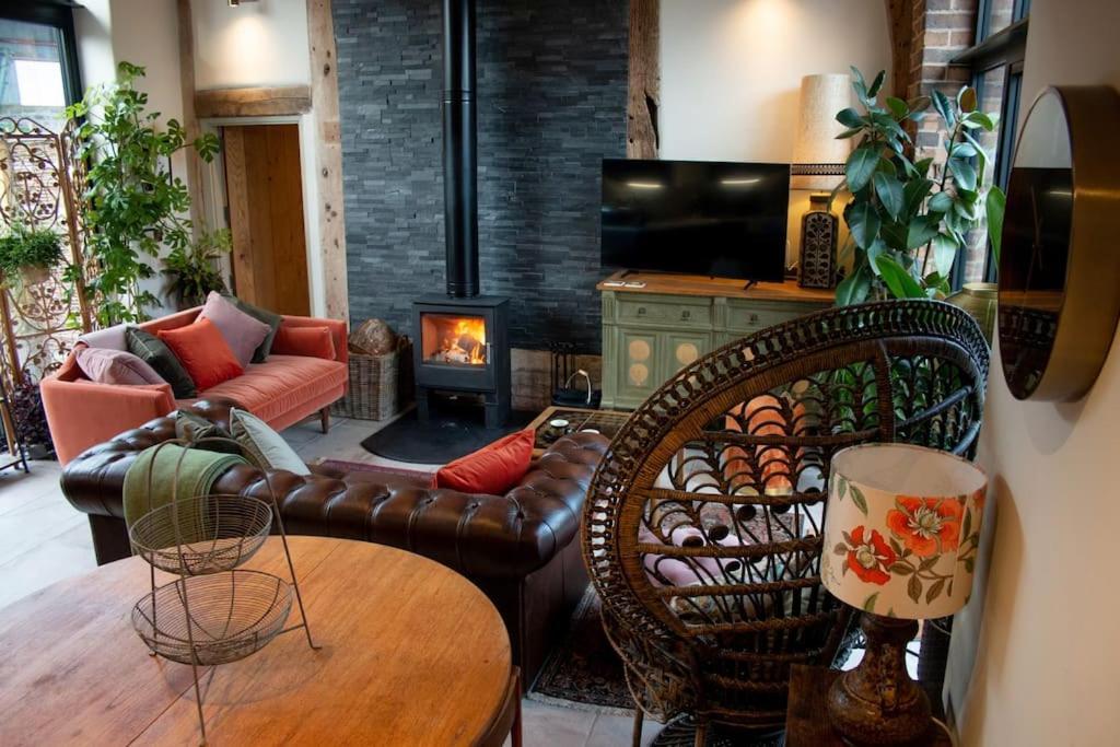 ブリッジノースThe Cart House - Beautiful Contemporary Barn - Hot Tubアパートメント エクステリア 写真